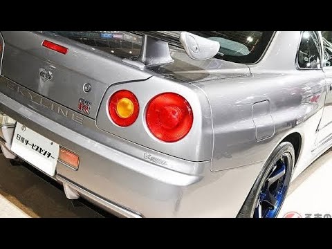 もはや「新車みたい」!? 日産「“R34”スカイラインGT-R」が大復活！ 25年以上前のクルマが裏の裏まで「サビ」も無しに？ 日産サービスセンターの「フルレストア」モデルの仕上がりが“段違い”だった