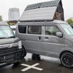 「車中泊専用」の軽バンが話題！地上高アップと「パカッと開くルーフ」に驚きの声。大人4人が寝られる「エブリイ」カスタム「スマイルファクトリー オフタイムBASE」がTASで注目。