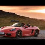 熟成のポルシェ「718ボクスター」は“素のグレード”でもスポーツカーらしさが濃密！ オープン2シーターでも毎日乗れる“高い実用性”も魅力的