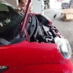 あっ‼️‼️おじいさん職人の米戸さんが赤色のDAIHATSUキャストを鈑金塗装しますよ〜😄✌️
