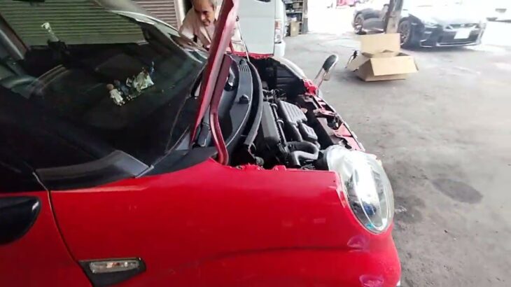 あっ‼️‼️おじいさん職人の米戸さんが赤色のDAIHATSUキャストを鈑金塗装しますよ〜😄✌️