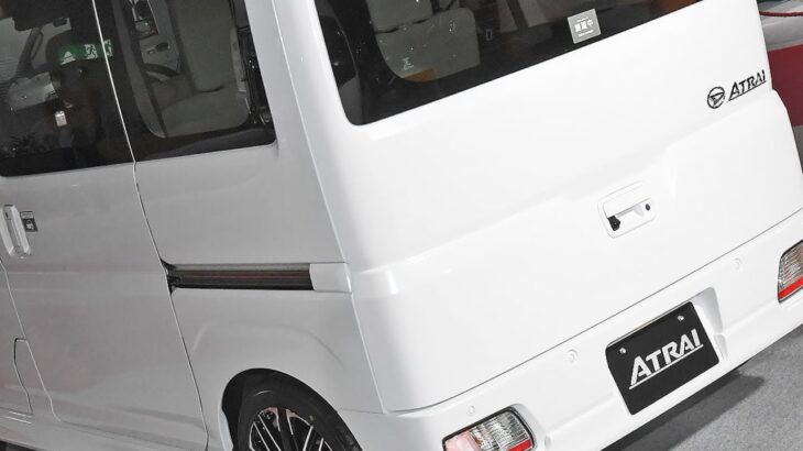 ダイハツの「“高級”軽バン」に反響多数！ もはや「“ミニ”アルファード」! 上質“カクカク”デザインに「ベース車より好き」「いやシンプルがイイ」と賛否両論？ 超プレミアムな「アトレー“プレミアム”v