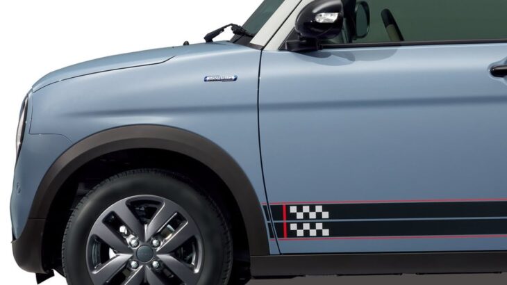 スズキ「新ラパン」発表！ まるで「SS仕様」がカッコいい！ 黒パーツにストライプの新作デカール装着！ 走りを予感させる「Black Sports Style」どんなモデル？