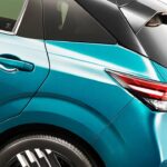 日産の新「“5人乗り”ちいさな高級車」登場！ 全長4 1mでリッター「27キロ以上」の低燃費モデル！ 精悍グリルもカッコいい「新ノート“オーラ”」どこが変わった!