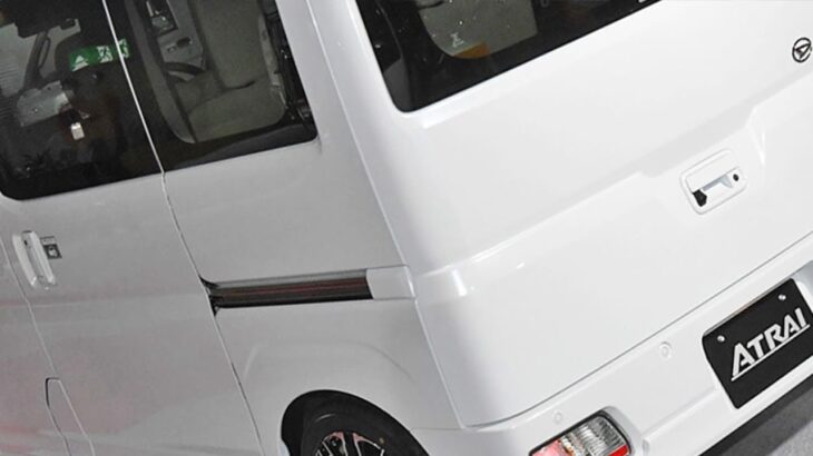 ダイハツ「“高級”軽バン」がスゴイ！ まるで「“ミニ”アルファード」なド迫力顔＆“カクカク”なツートンボディがイイ！ 「専用の豪華内装」も目を惹く「アトレー プレミアム ver 」って？